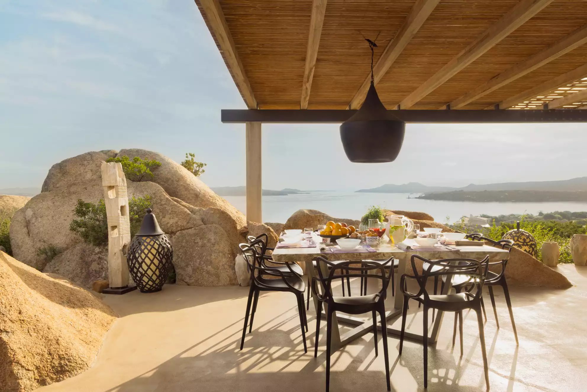 Outdoor dining space at Villa Susanna with a view over the water