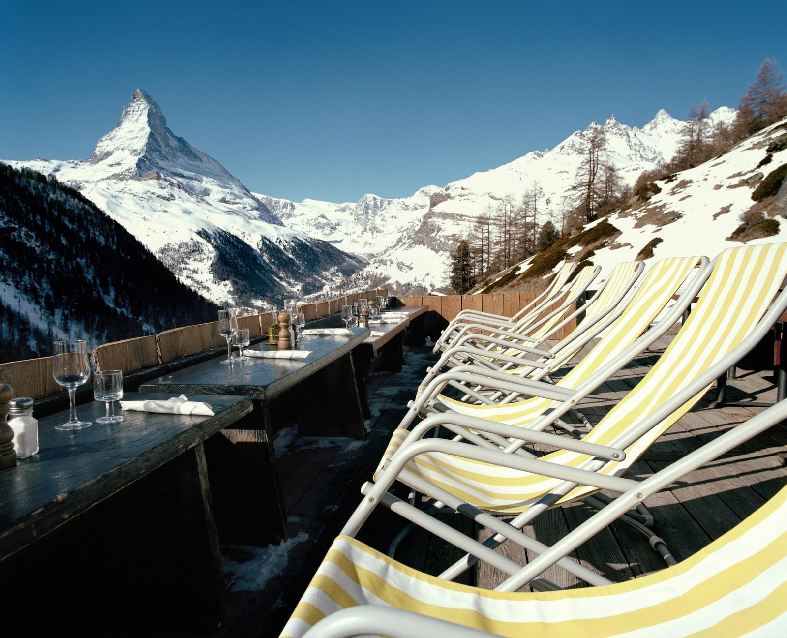 Transats d’une terrasse d’altitude face au Cervin, à Zermatt