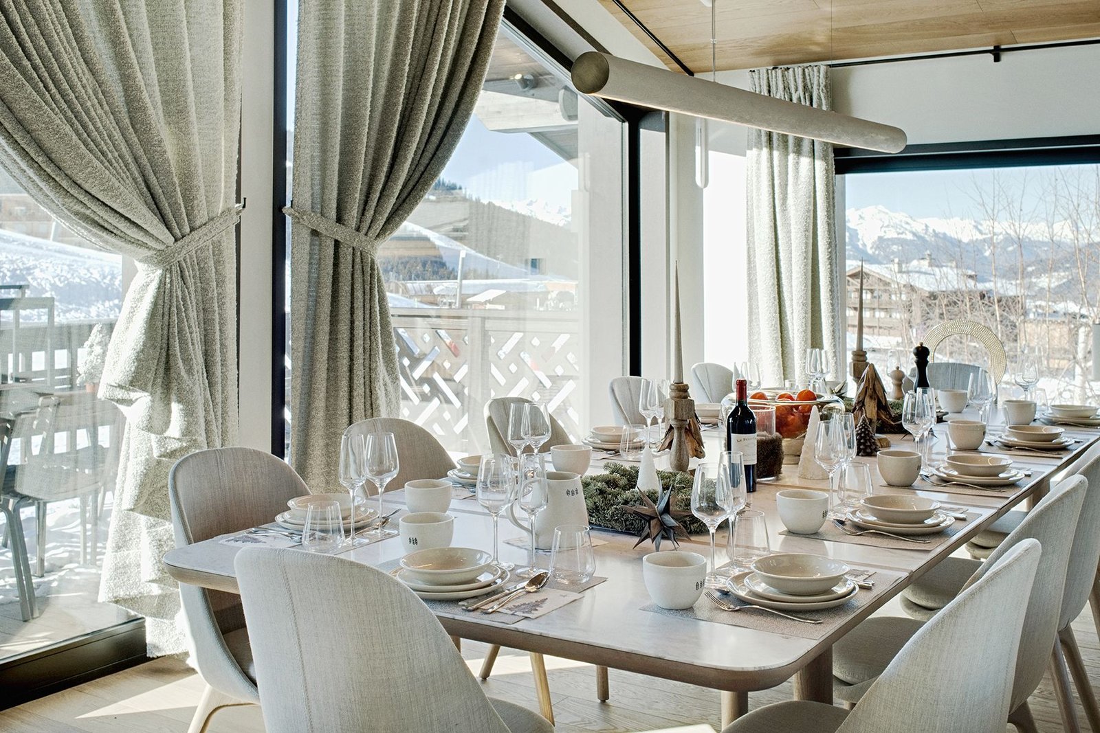 Table dressée face aux montagnes au Chalet Ascension, à Courchevel 1650 Moriond
