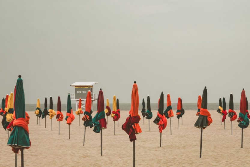 parasols-colores-et-fermes-plage-de-deauville-temps-gris