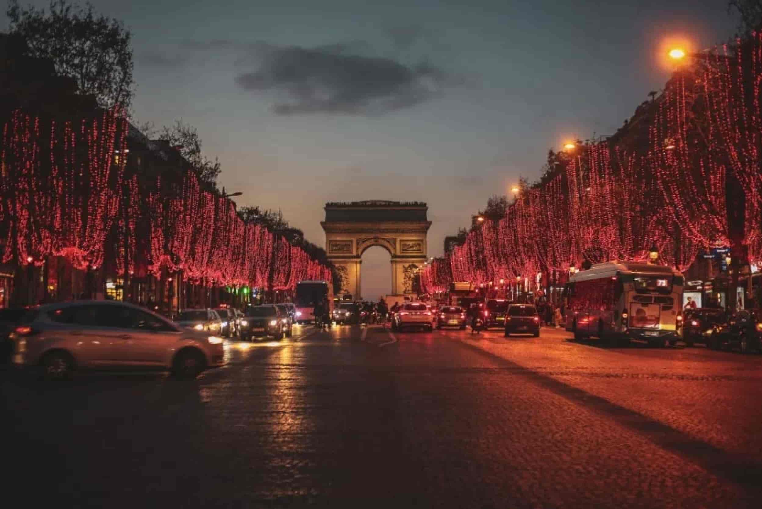 champs-elysees-avenue-with-cards-and-decorated-trees-in-red-lights