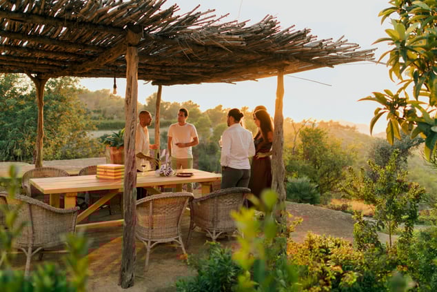 groupe de personnes profitant d'une visite privée d'un vignoble