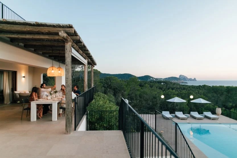 diner-en-terrasse-devant-piscine-avec-vue-mer-villa-Estrella-Ibiza