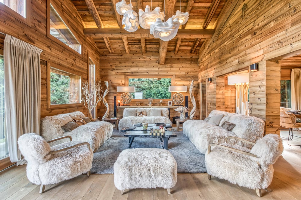 Salon boisé d’un chalet de luxe à Megève