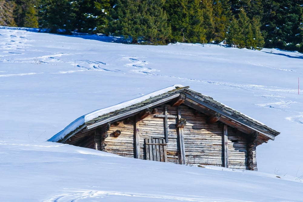Chalet d'alpage sous la neige sur les hauteurs de Megève