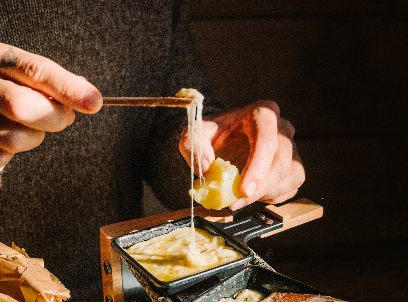 Raclette servie à table dans un chalet savoyard