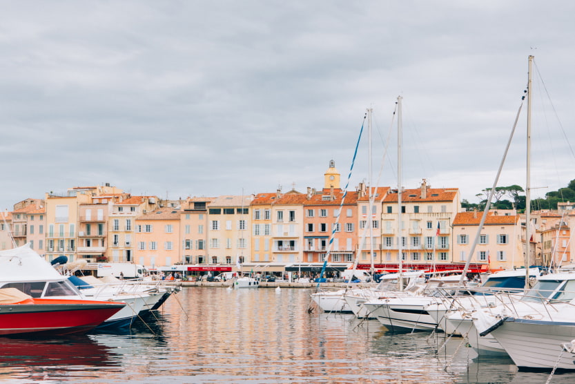 vue-du-port-de-saint-tropez-sur-la-mer-les-bateaux-etla-ville-avec-ses-maisons-colorees-et-son-clocher