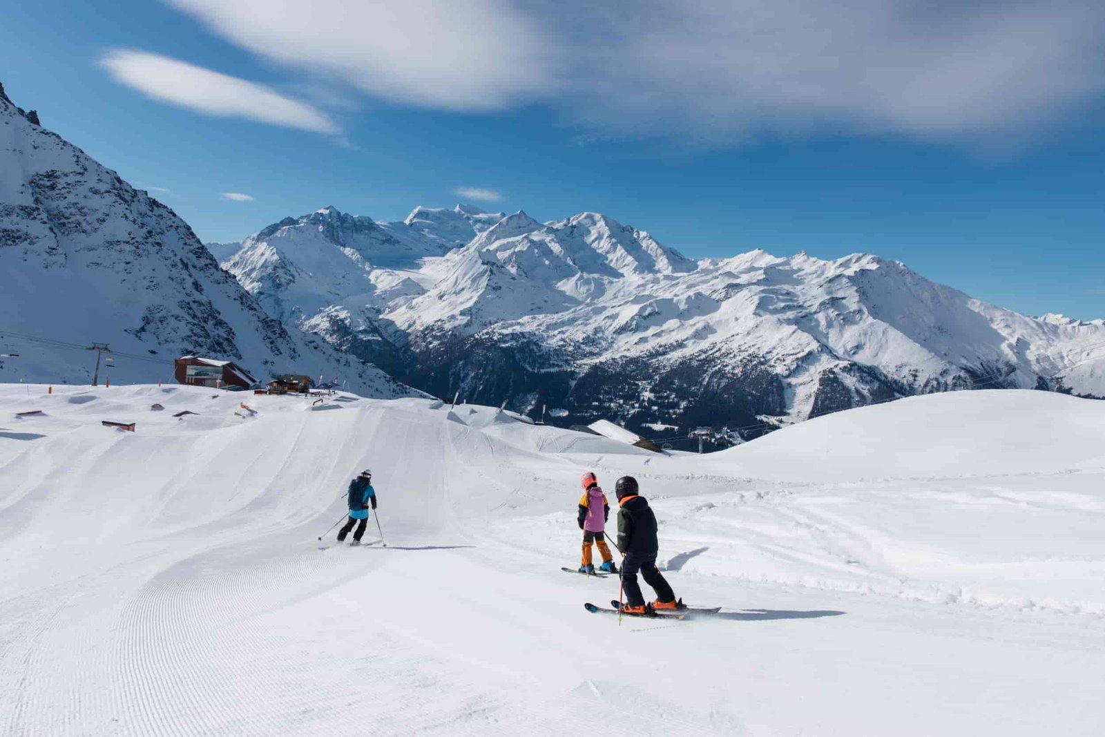 Une famille à ski sur les pistes ensoleillées de Verbier