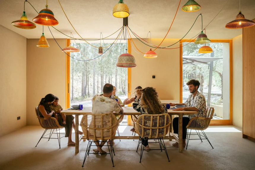 amis-et-familles-autour-de-la-table-avec-vue-sur-le-jardin-de-la-casa-oliveiras-villa-de-luxe-a-comporta