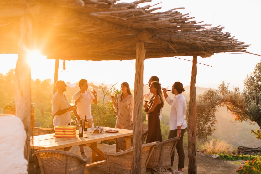 groupes-d-amis-degustant-du-vin-au-coucher-du-soleil-a-ibiza-en-septembre