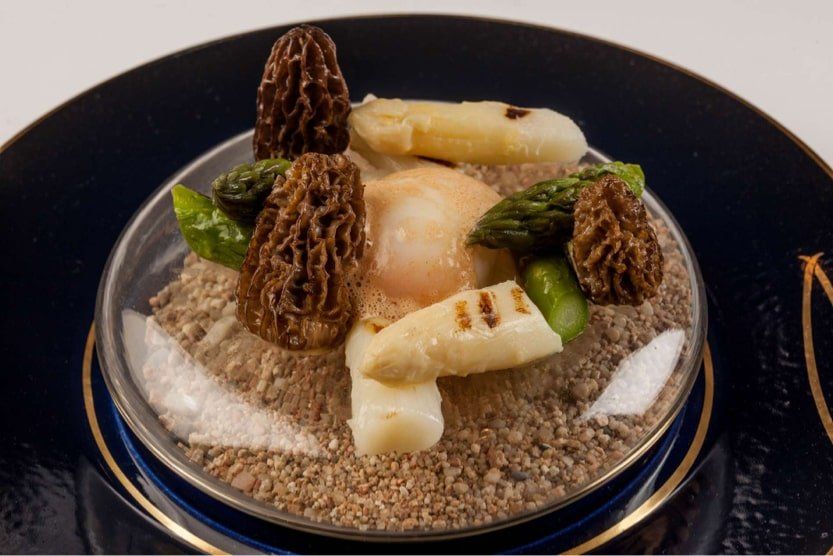 asperges-vertes-et-blanches-morilles-oeuf-mollet-poste-biarritz-restaurants-michelin-min