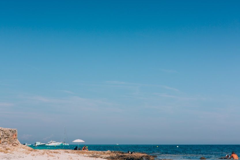 best-beaches-in-st-tropez-sand