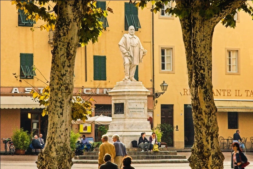 best-cities-to-visit-italy-statue