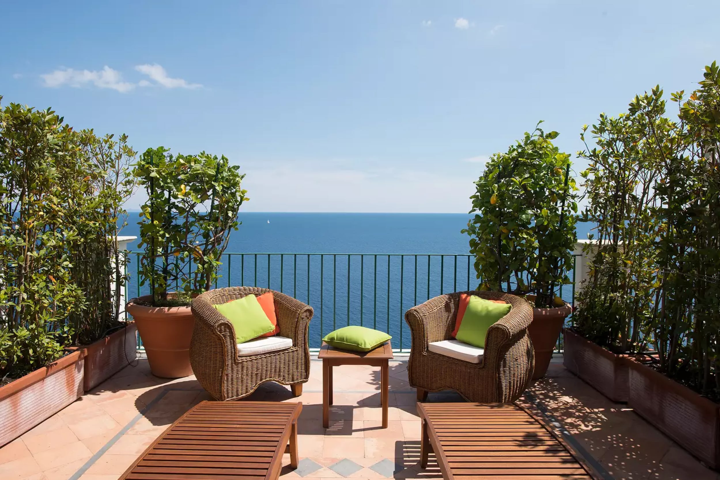 best-places-to-visit-in-Italy-in-summer-amalfi-coast-villa-faraglio-min