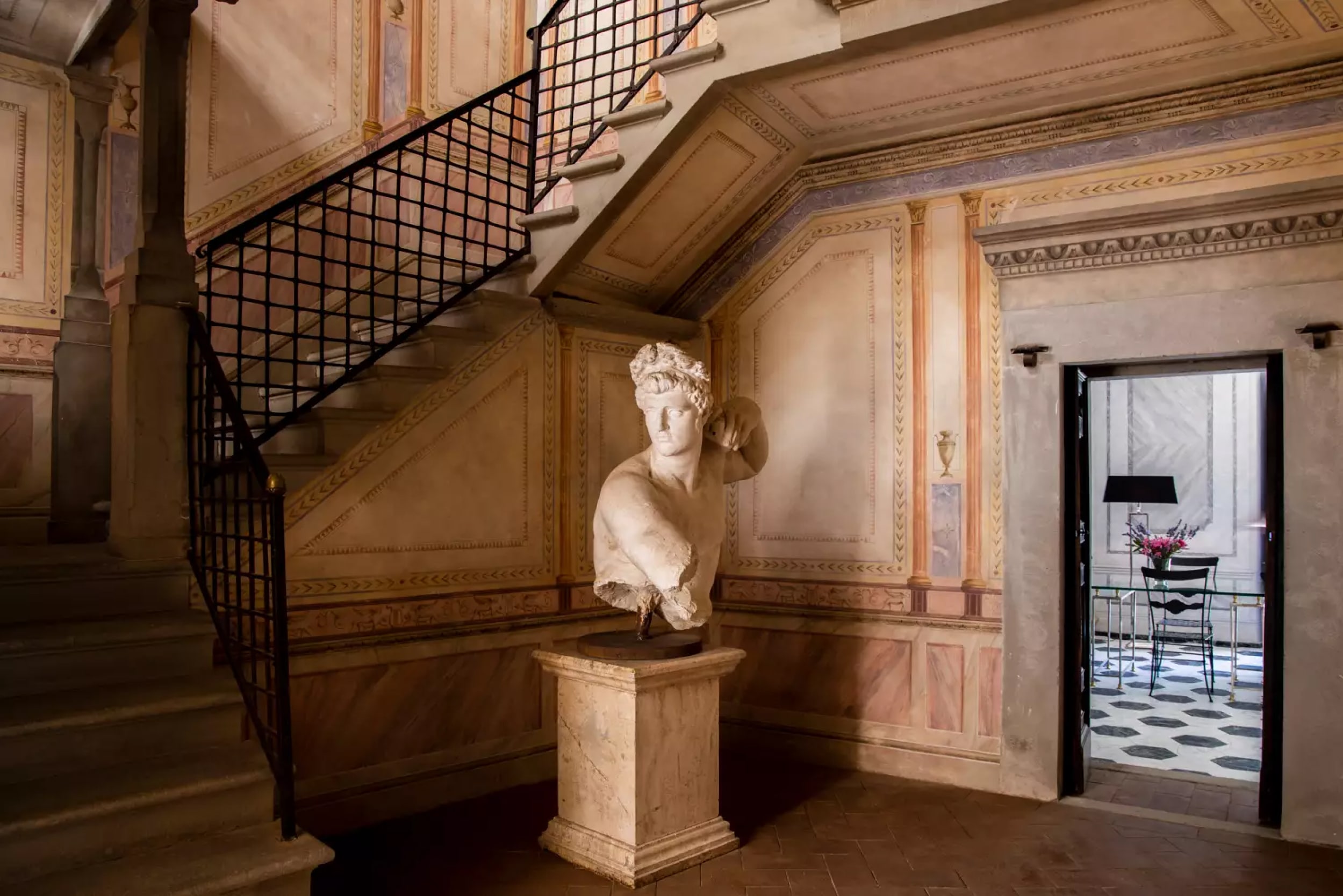 palais-italien-cage-d-escalier-avec-statue-et-fresques-florence