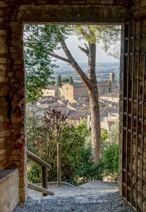 best-places-to-visit-in-Italy-in-summer-san-gimignano-min