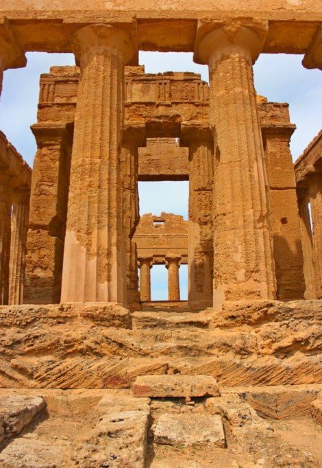 best-places-to-visit-in-Italy-in-summer-sicily-greek-ruins-min