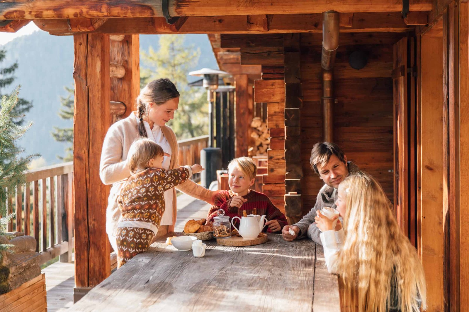 Petit-déjeuner en famille sur la terrasse d’un chalet