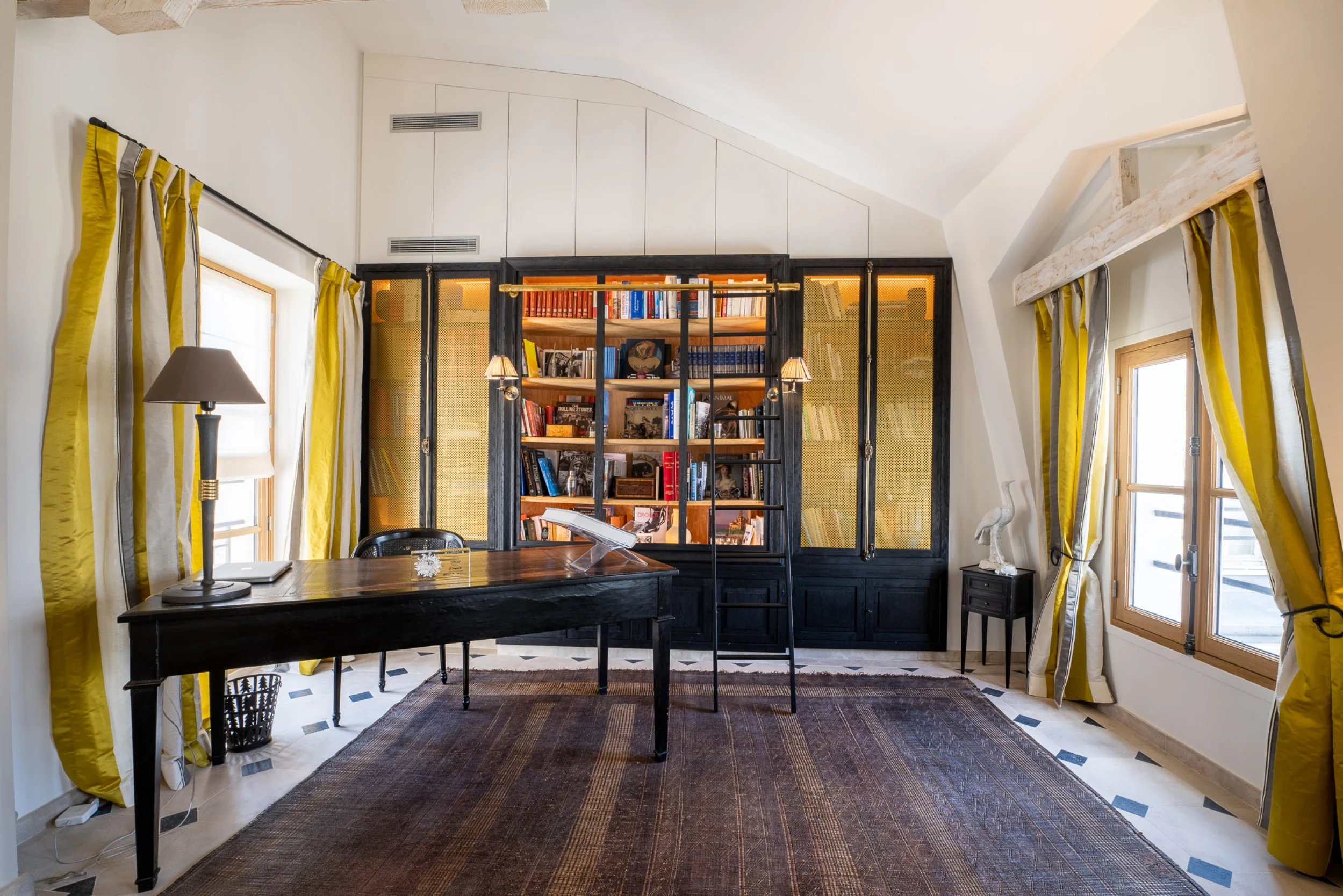 bibliotheque-et-piano-du-penthouse-saint-gerrmain-a-paris