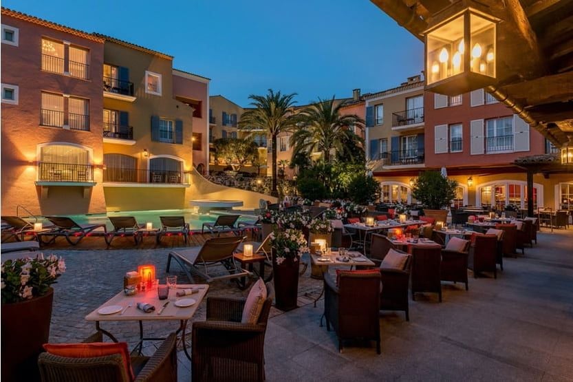 byblos-hotel-restaurant-terrasse-nuit-min