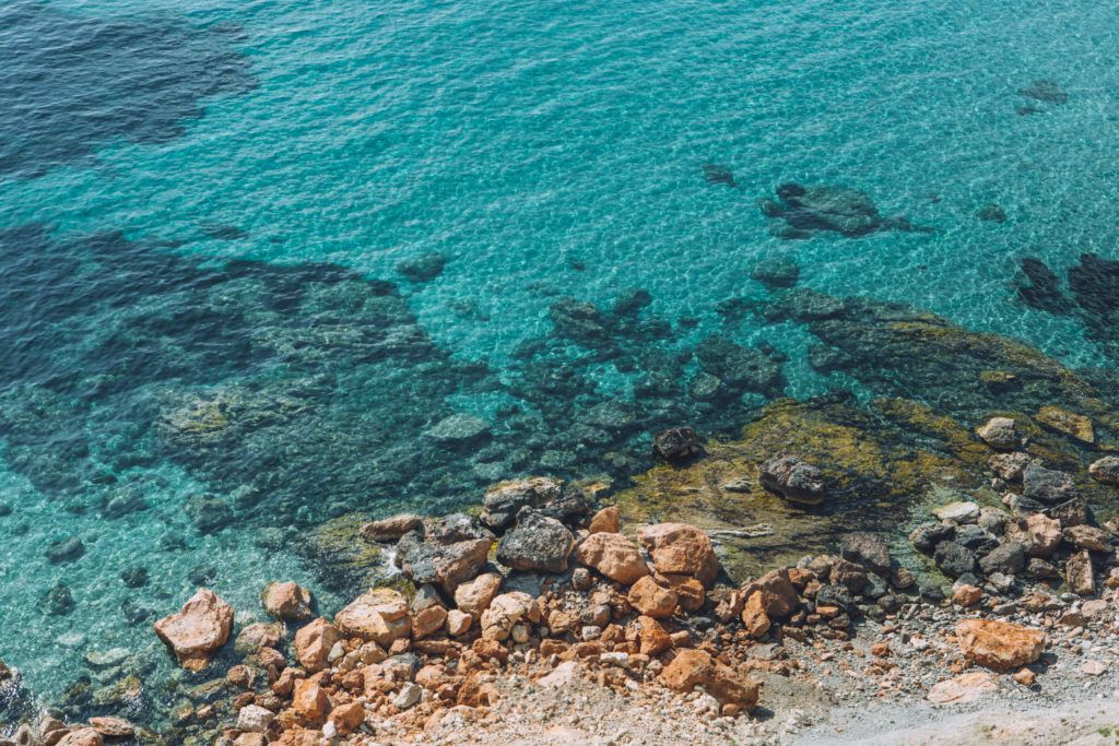 eau-turquoise-dans-une-calas-deserte-a-ibiza-en-septembre