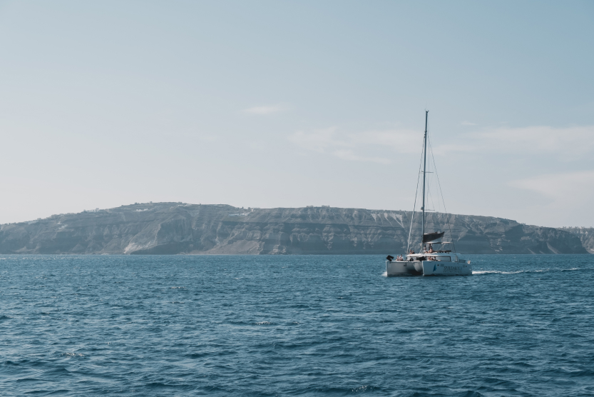 catamaran-traversant-la-mer-depuis-mykonos-jusqu-a-delos-dans-les-cyclades