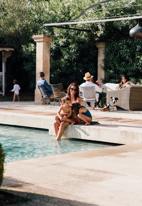 famille-piscine-mas-du-moulin-min