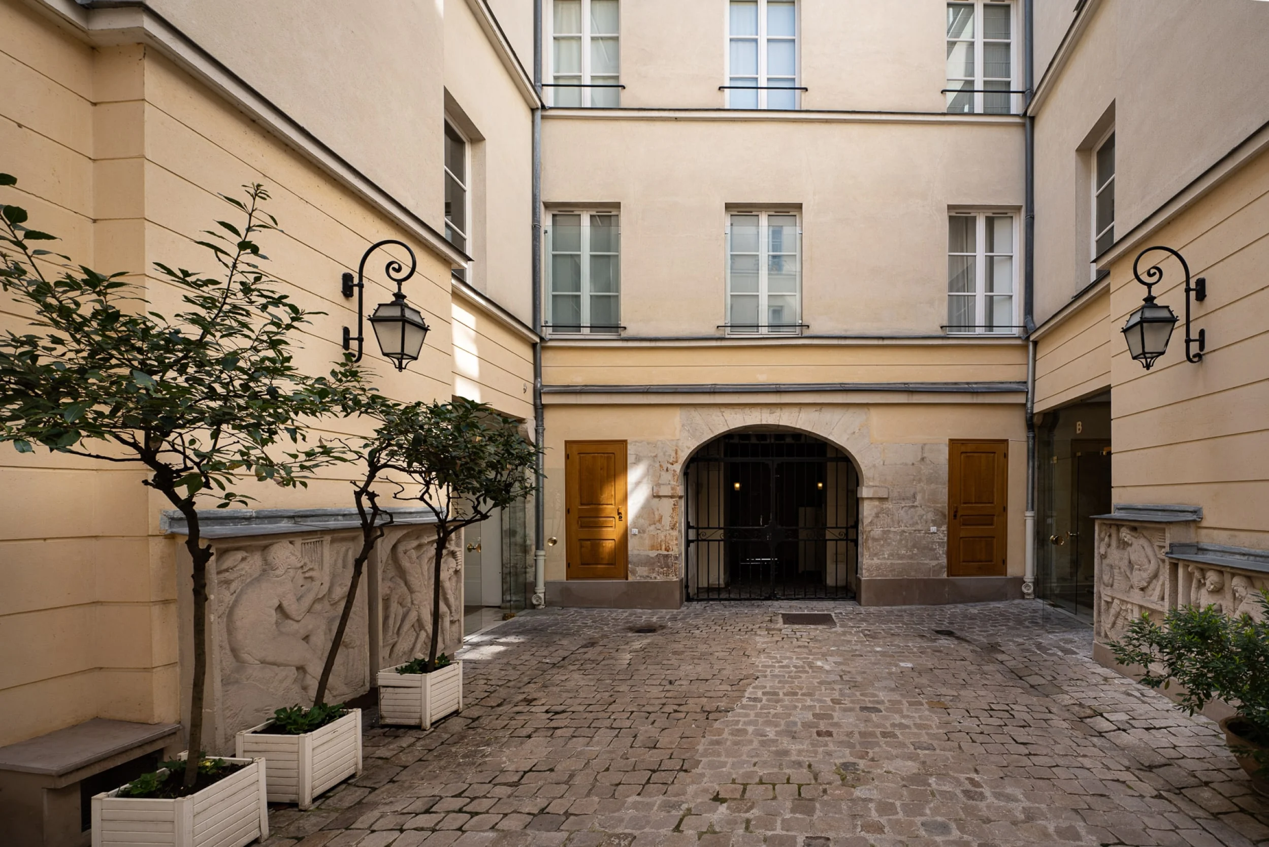 cours-d-immeuble-pavee-dans-le-quartier-de-saint-germain-des-pres-a-paris