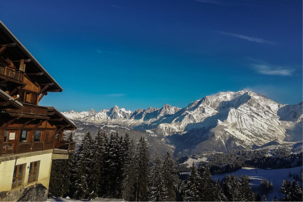 Chalet de montagne face aux sommets enneigés, à Megève
