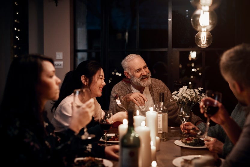 Dîner aux chandelles entre amis dans une salle boisée