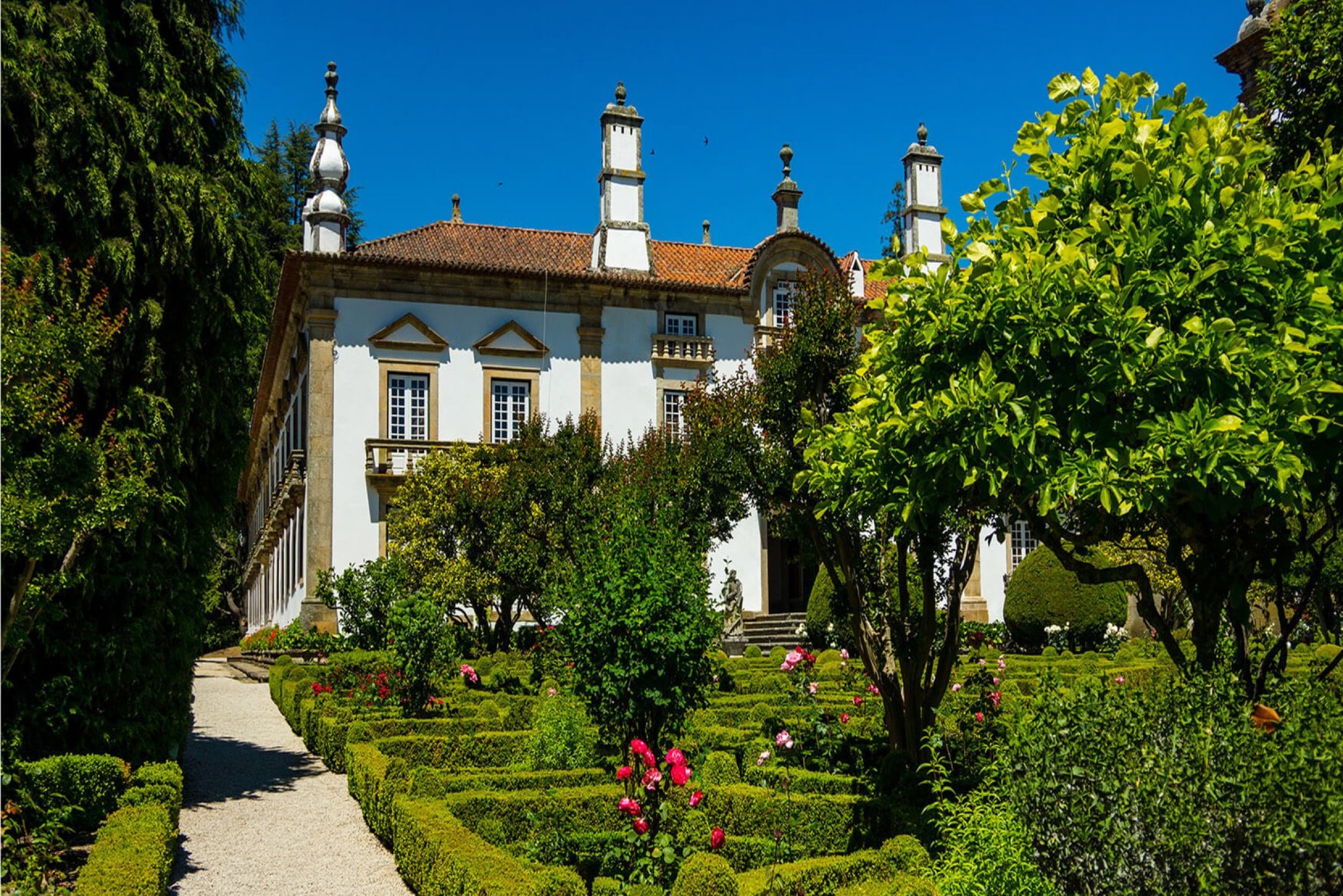douro-valley-guide-castle-gardens-min