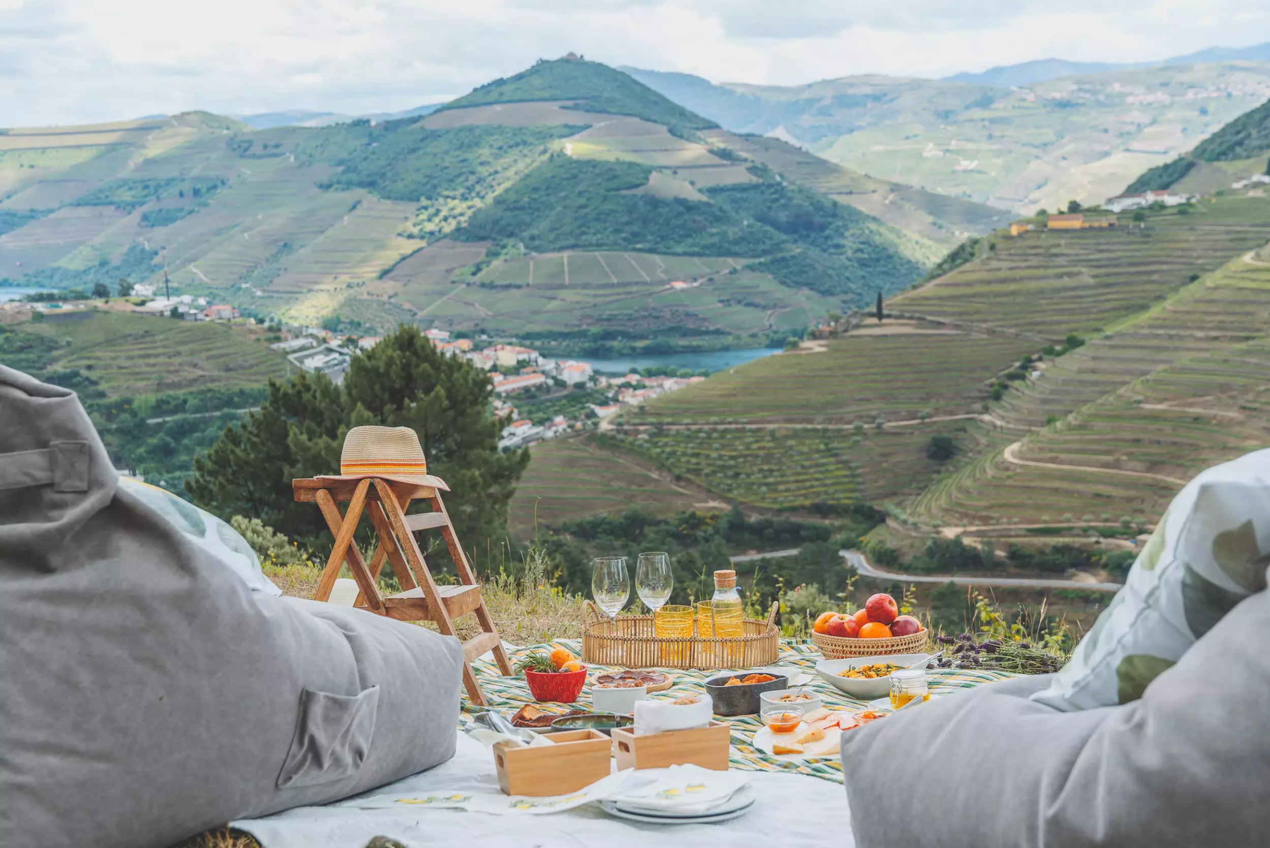 douro-valley-guide-picnic-fields-hills-min