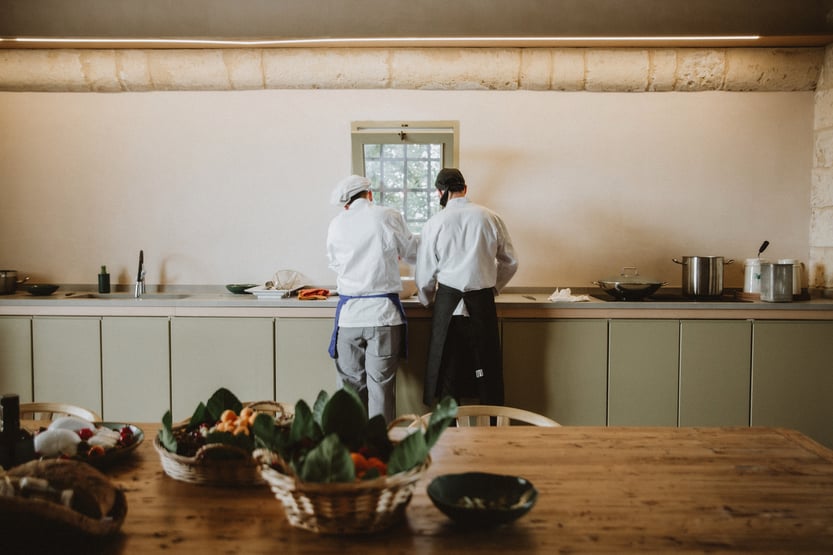 deux chefs privés préparant un repas