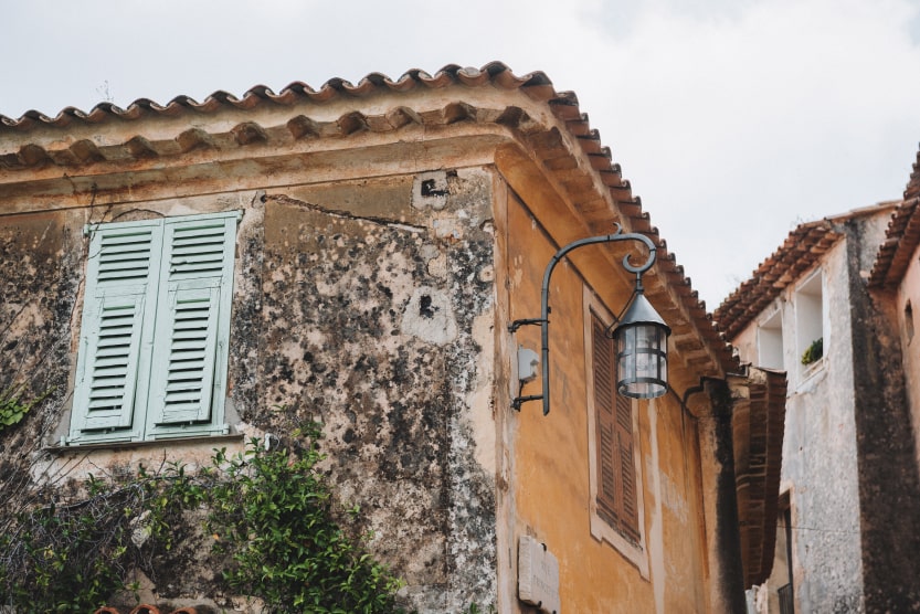 façade-orange-et-volets-bleu-d-une-maison-ancienne-dans-un-village-en-provence-min