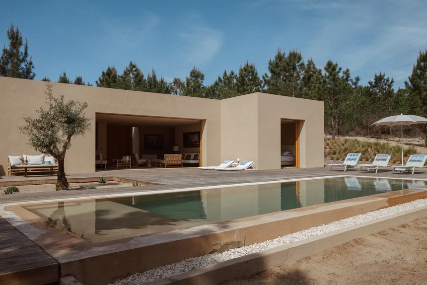 facade-avec-piscine-exterieure-et-terrasse-de-la-casa-oliveiras-villa-de-luxe-a-comporta