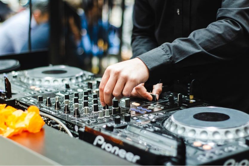 faire-la-fete-ibiza-dj-min