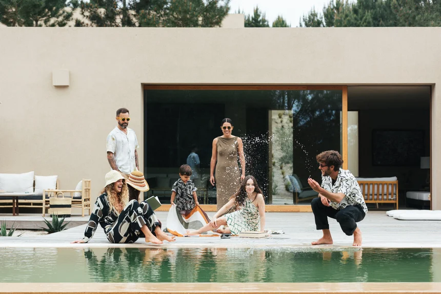 famille-et-amis-en-train-de-s-amuser-autour-de-la-piscine-de-la-casa-oliveiras-vila-de-luxe-a-comporta