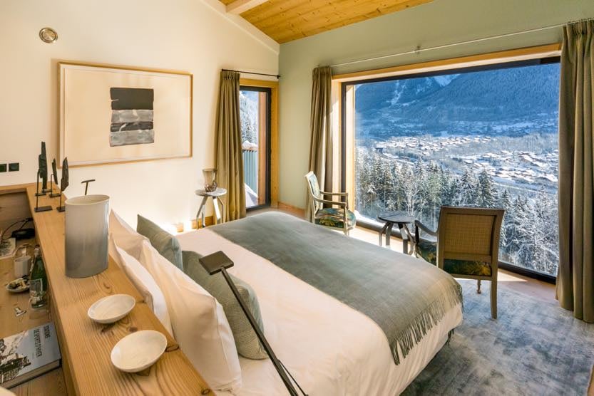 family-ski-chalets-bedroom-alps-view