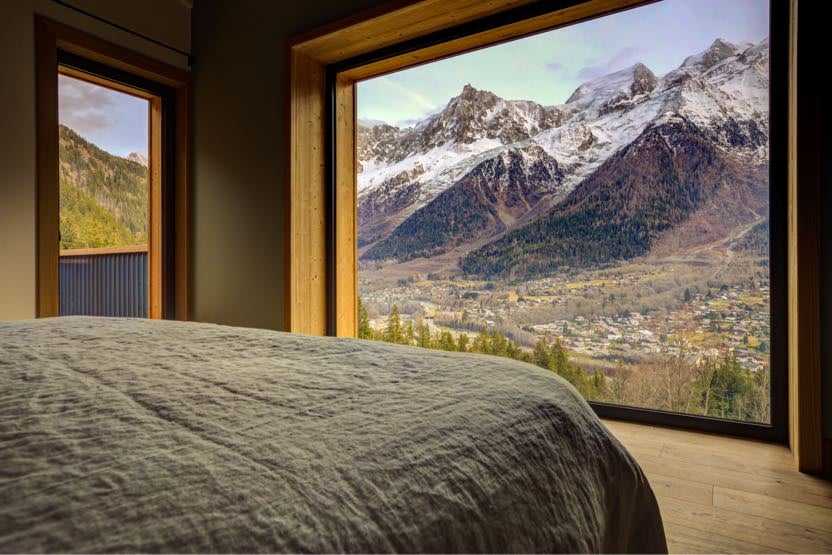 family-ski-chalets-bedroom-alps