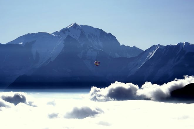 family-ski-holidays-hot-air-balloon