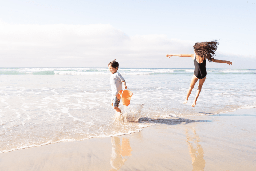 family-summer-holiday-beach-min