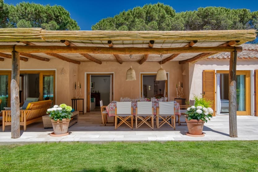 italy-beach-holidays-villa-gaea-patio-min