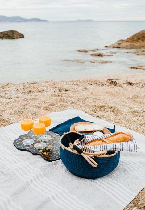 lavezzi-islands-beach-picnic-min