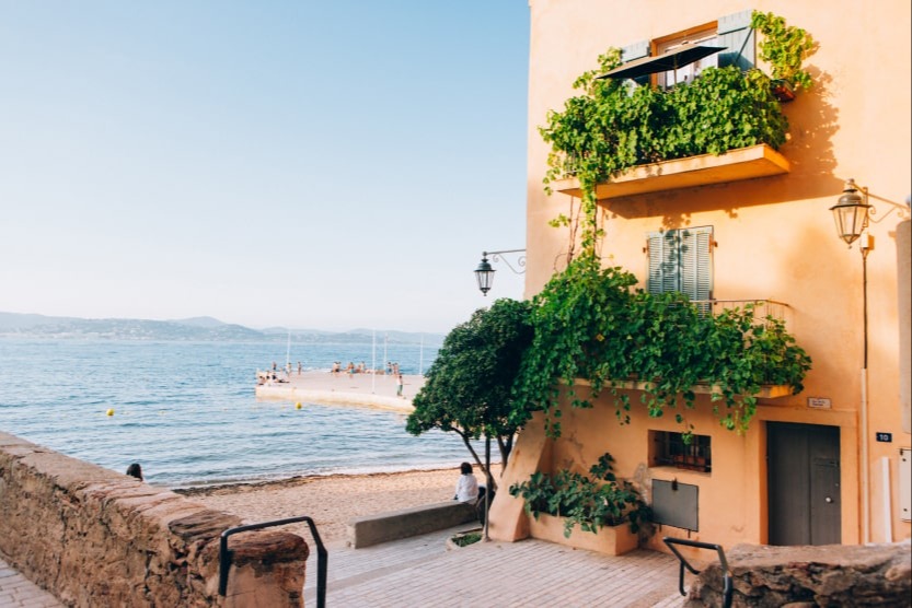 les-plus-beaux-tresors-caches-france-cote-dazur-mer-maison-vue
