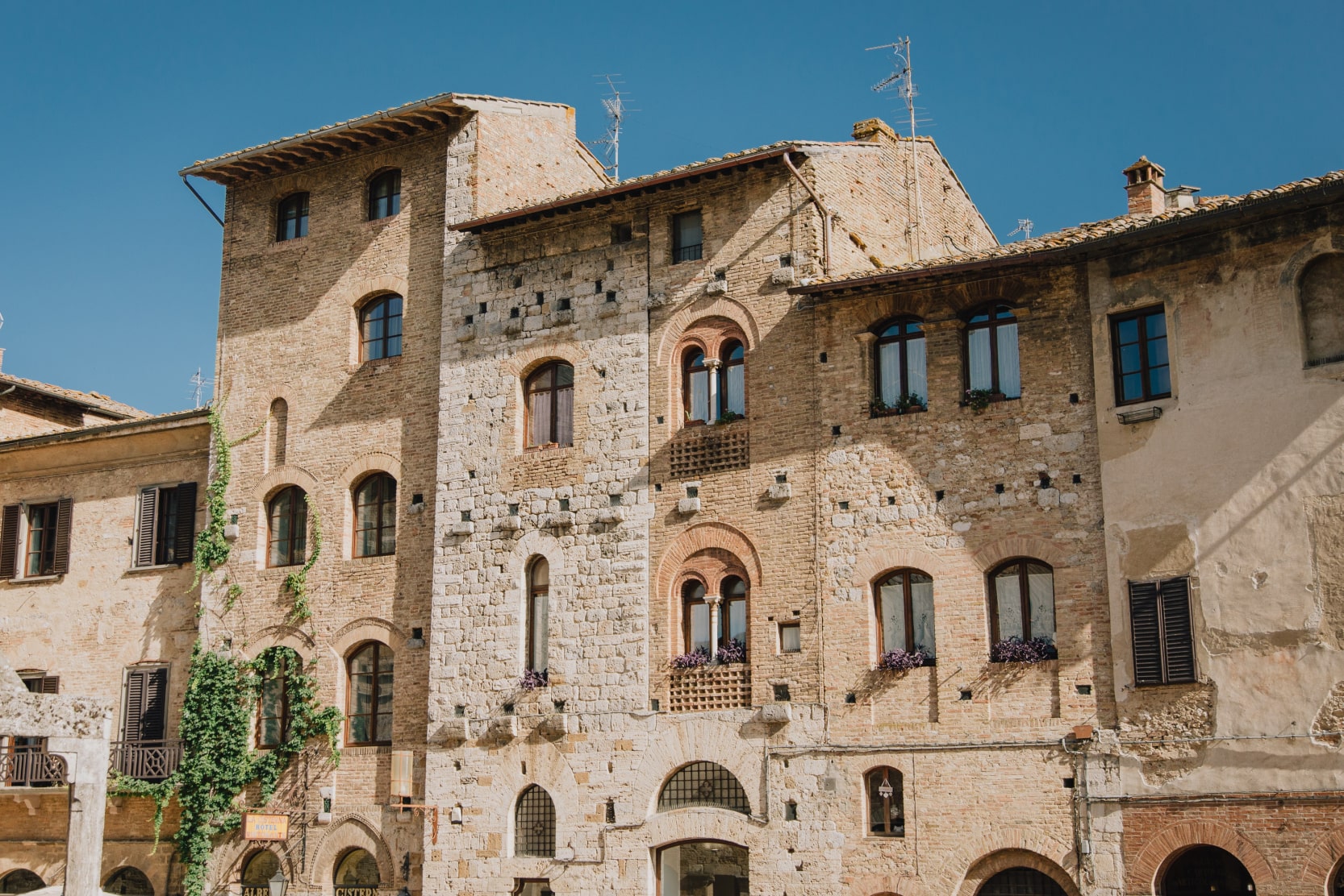 luxury-agritourism-in-tuscany-san-gimignano-town-min