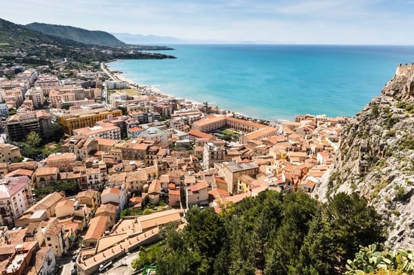 luxury-holidays-italy-sicily-town