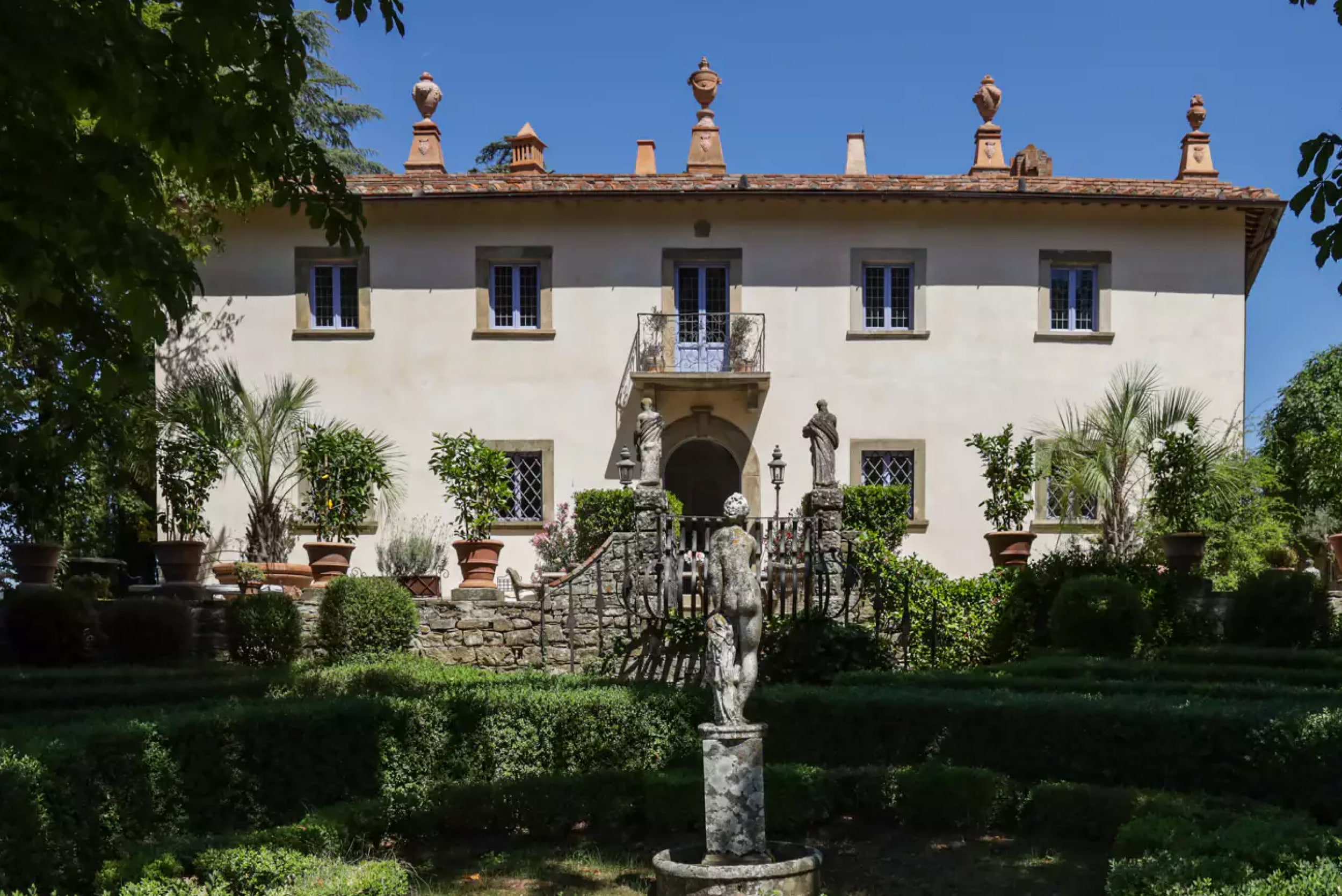 luxury-italy-coast-holidays-florence-villa-medicea-min