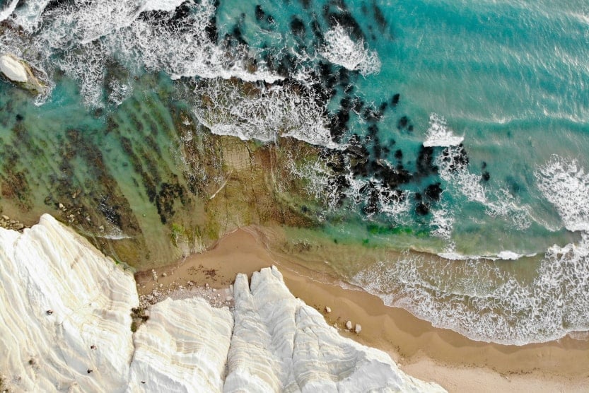 vue-en-drone-de-la-mer-et-du-sable-d-une-plage-en-sicile