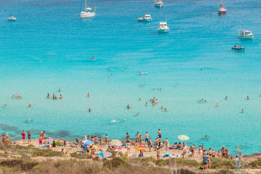 baigneurs-sur-la-plage-en-bord-de-mer-face-a-l-eau-turquoise-en-sicile