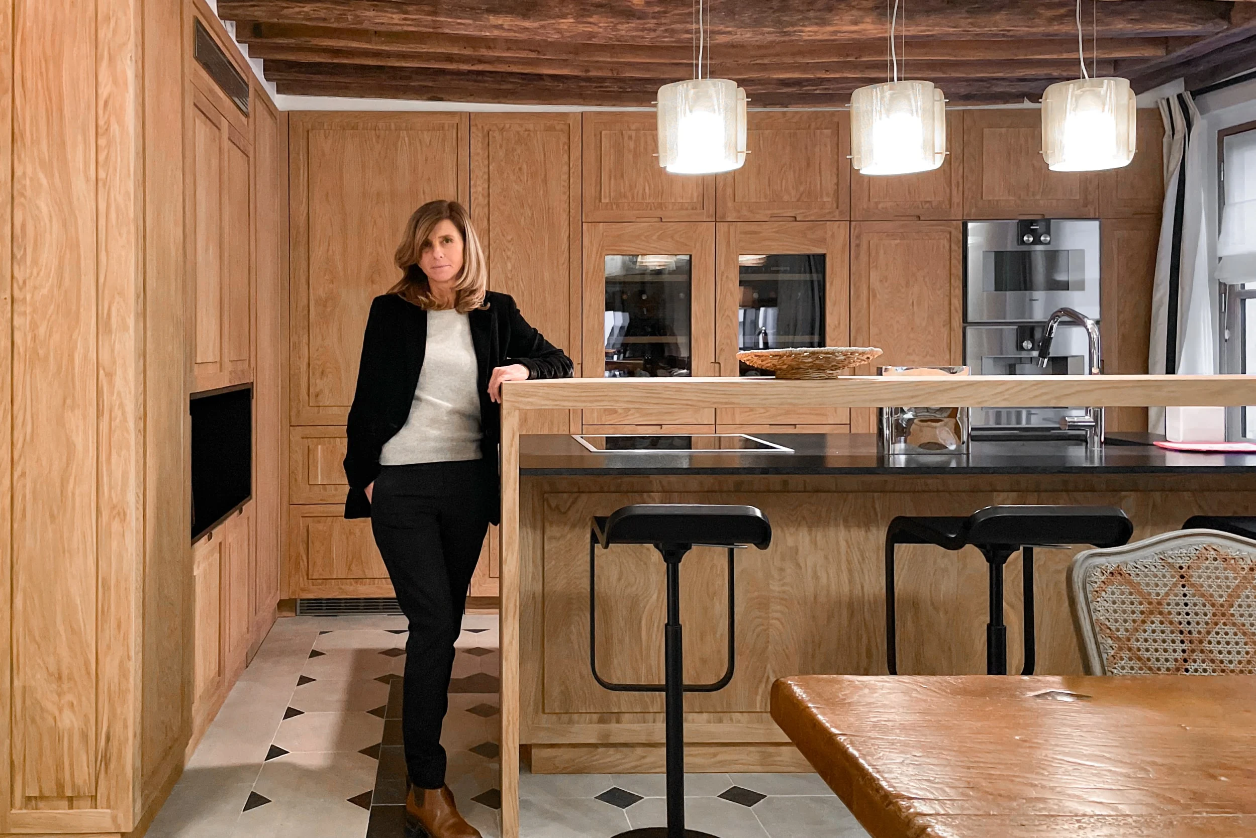 monika-kappel-dans-la-cuisine-en-bois-du-penthouse-saint-germain-a-paris